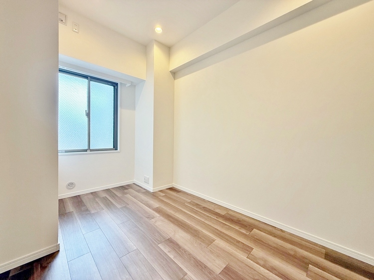 寝室 ベッドも十分に設置するスペースがあります。