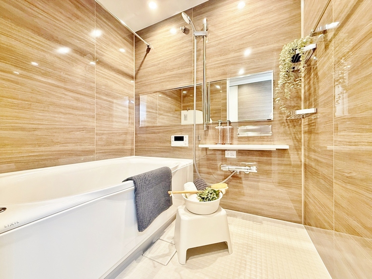 風呂 一日の疲れを癒すバスルームは、心地よいリラックスを叶える清潔感溢れる空間です。