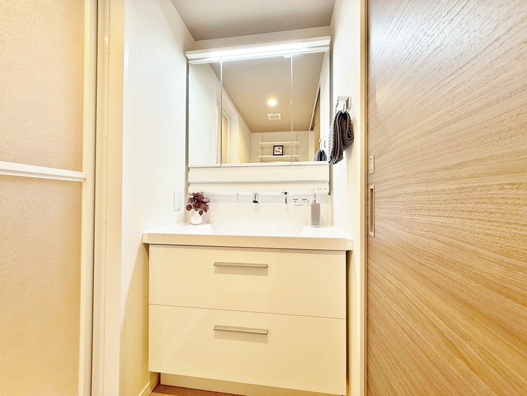 洗面 何かと物が増える場所だからこそ、スッキリと見映えの良い空間に。