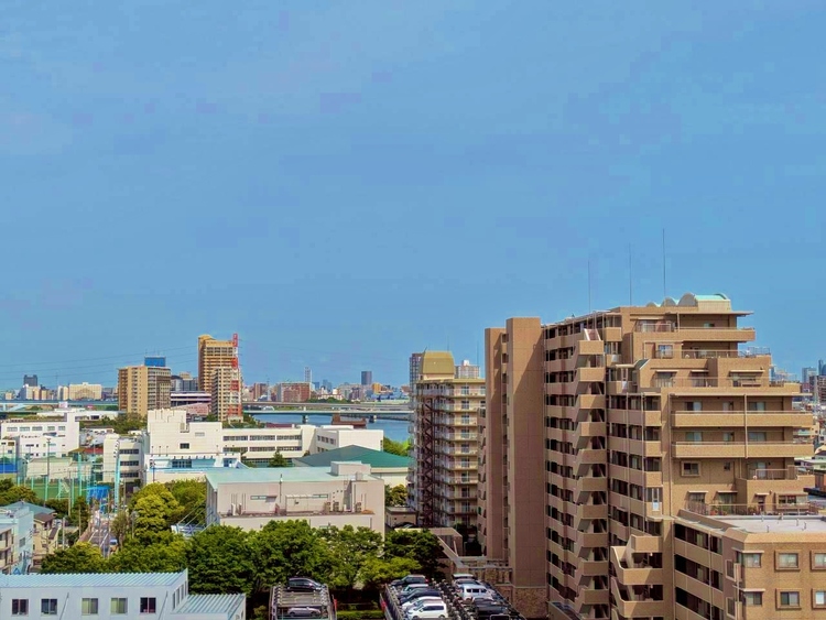 バルコニー 窓を開けると広がる青空。心をリフレッシュして日々を過ごしていきましょう。