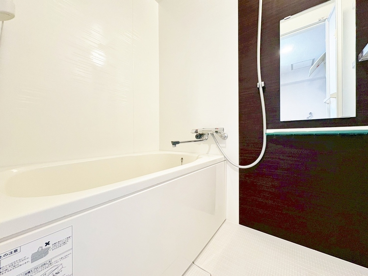 風呂 一日の疲れを癒すバスルームは、心地よいリラックスを叶える清潔感溢れる空間です。