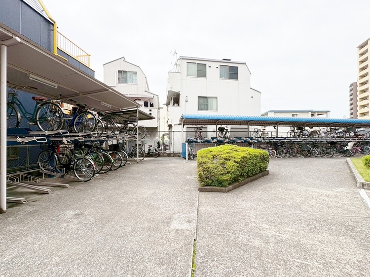 設備 整理整頓された駐輪場で、管理体制の良好さがうかがえます。
