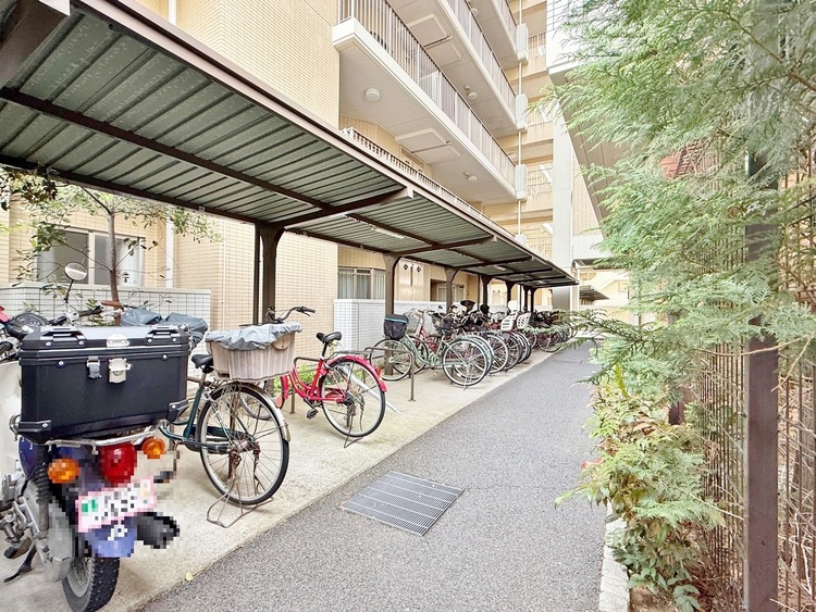 設備 きちんと整備された駐輪場。住む方の心遣いが感じられます。