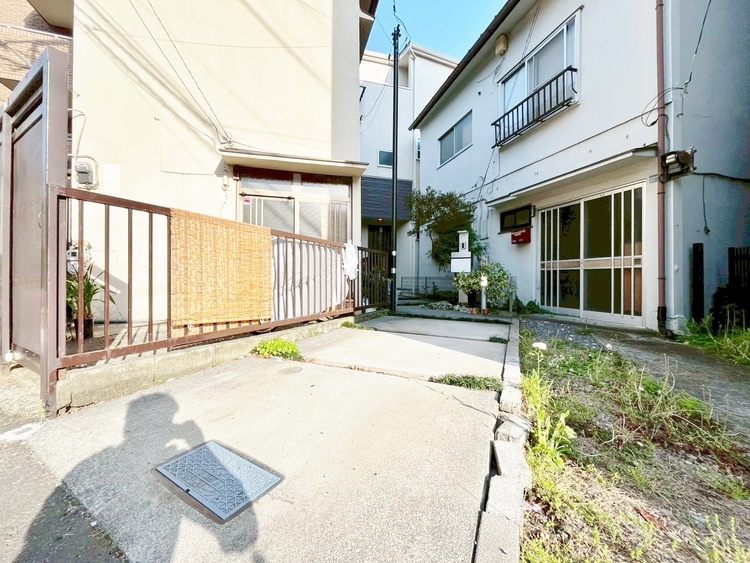 駐車場 本物件の駐車スペースです。車種制限のある場合もございますので、お気軽にお問い合わせくださいませ。