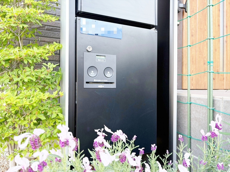 設備 外出中に活躍してくれる宅配ボックスが設置されています。家で宅配物を待たなくて済みますね。