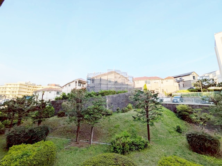 バルコニー 窓を開けると広がる青空。心をリフレッシュして日々を過ごしていきましょう。