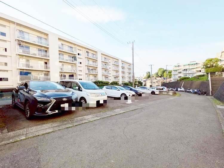 駐車場 本物件の駐車スペースです。車種制限のある場合もございますので、お気軽にお問い合わせくださいませ。