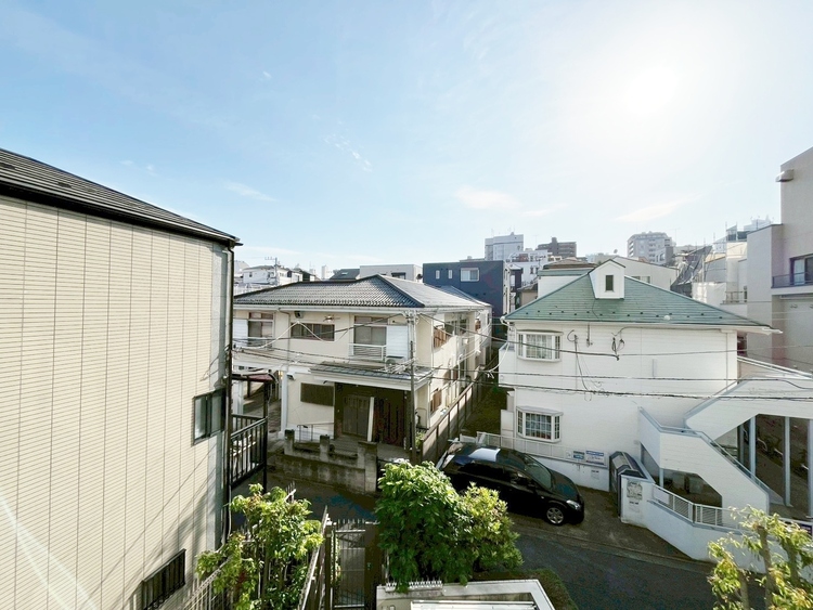 バルコニー 窓を開けると広がる青空。心をリフレッシュして日々を過ごしていきましょう。