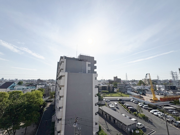 バルコニー 窓を開けると広がる青空。心をリフレッシュして日々を過ごしていきましょう。