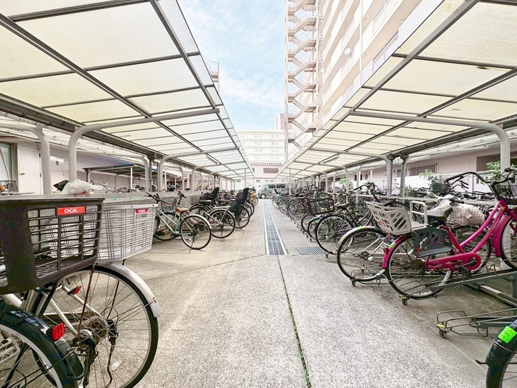 設備 きちんと整備された駐輪場。住む方の心遣いが感じられます。