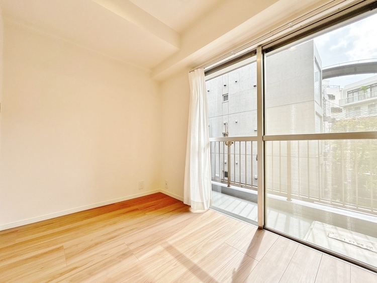 寝室 ベッドも十分に設置するスペースがあります。