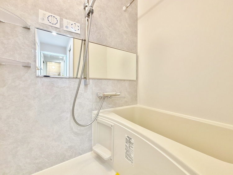 風呂 一日の疲れを癒すバスルームは、心地よいリラックスを叶える清潔感溢れる空間です。