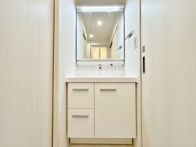 洗面 何かと物が増える場所だからこそ、スッキリと見映えの良い空間に。