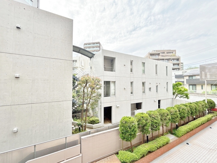 バルコニー 窓を開けると広がる青空。心をリフレッシュして日々を過ごしていきましょう。