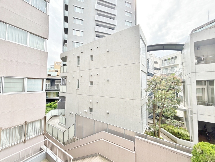 バルコニー 頬をなでる、優しい風を感じることが出来ます。