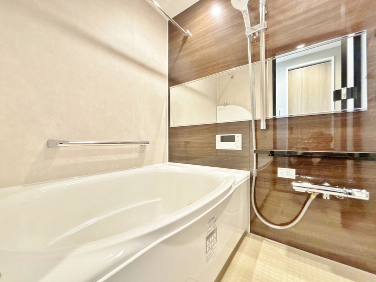 風呂 一日の疲れを癒すバスルームは、心地よいリラックスを叶える清潔感溢れる空間です。