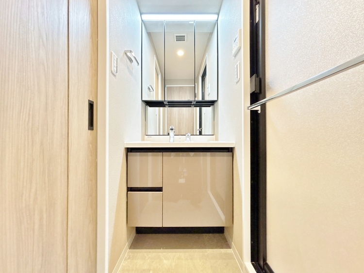 洗面 何かと物が増える場所だからこそ、スッキリと見映えの良い空間に。