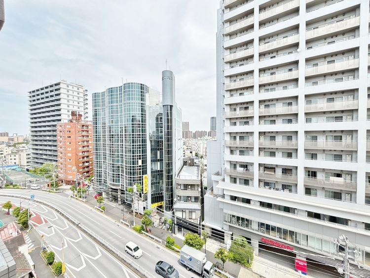 バルコニー 窓を開けると広がる青空。心をリフレッシュして日々を過ごしていきましょう。