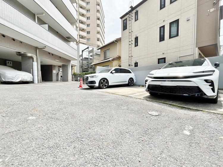駐車場 本物件の駐車スペースです。車種制限のある場合もございますので、お気軽にお問い合わせくださいませ。