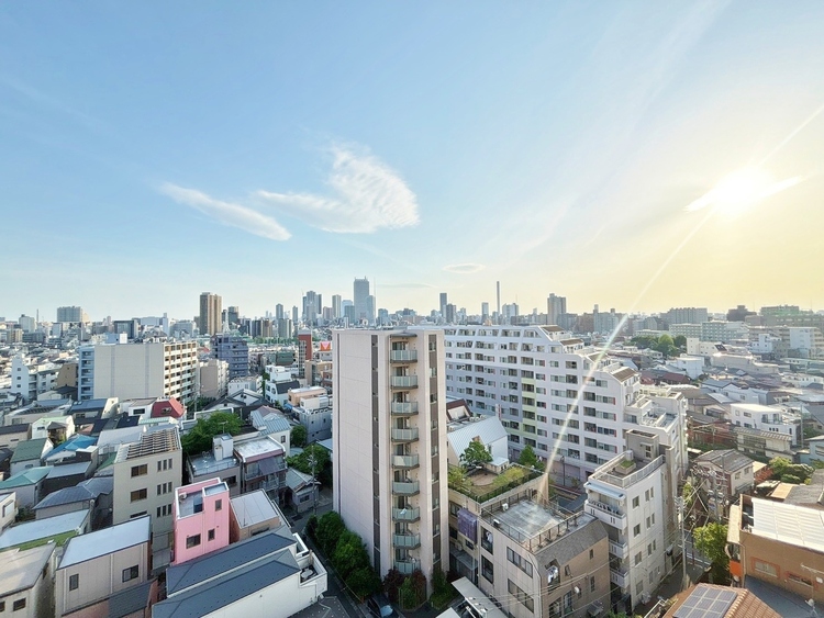 バルコニー 窓を開けると広がる青空。心をリフレッシュして日々を過ごしていきましょう。