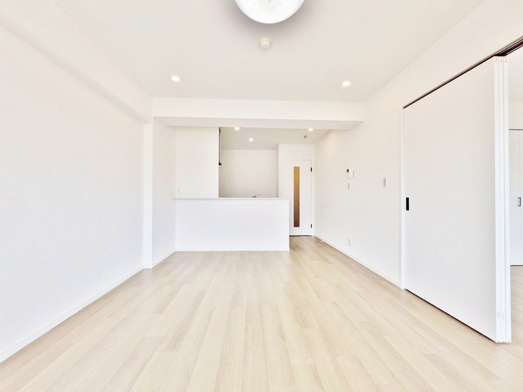 居間 忙しく過ぎゆく日常を置き去るほど、ゆったりした時間が流れるリビング。