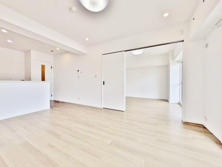 居間 快適に過ごす毎日を求めて、暮らしの中でご自身の「マイホーム」に創り上げてください。