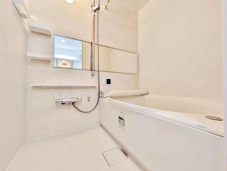 風呂 一日の疲れを癒すバスルームは、心地よいリラックスを叶える清潔感溢れる空間です。