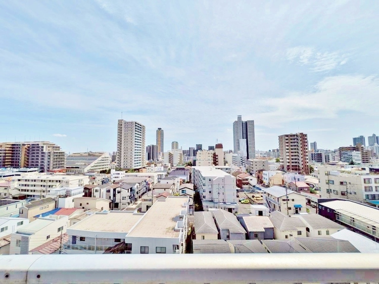 バルコニー 窓を開けると広がる青空。心をリフレッシュして日々を過ごしていきましょう。