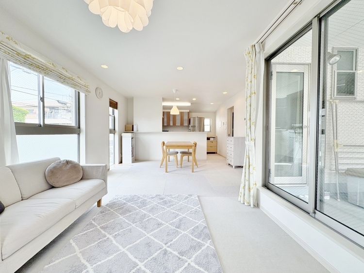 居間 忙しく過ぎゆく日常を置き去るほど、ゆったりした時間が流れるリビング。