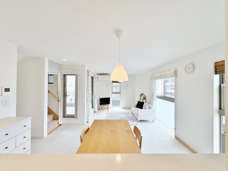 居間 居心地の良い空気感は、暮らしのステージを彩り、心からのやすらぎと満足感を与えてくれます。