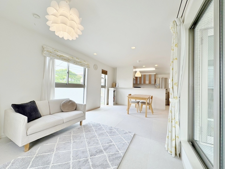 居間 快適に過ごす毎日を求めて、暮らしの中でご自身の「マイホーム」に創り上げてください。