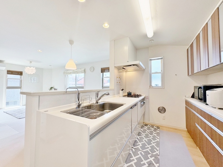 キッチン スマートな意匠と充実の機能を備えたキッチンが、暮らしにおいしい彩りを添えます。