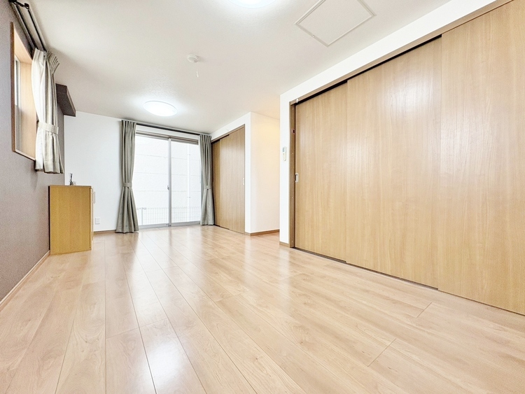 寝室 ベッドも十分に設置するスペースがあります。