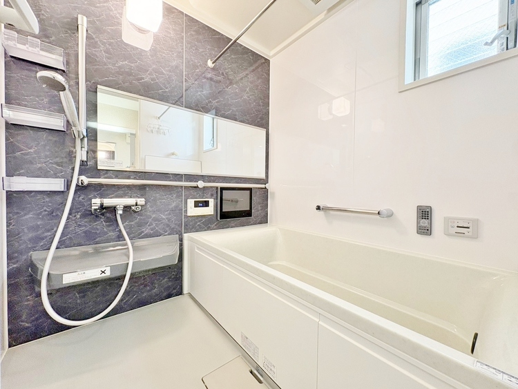 風呂 一日の疲れを癒すバスルームは、心地よいリラックスを叶える清潔感溢れる空間です。