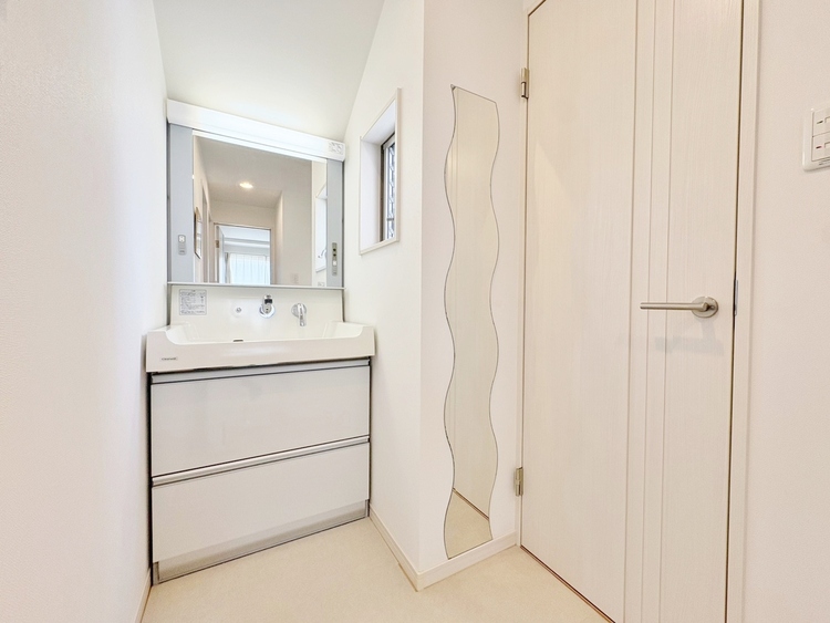 洗面 何かと物が増える場所だからこそ、スッキリと見映えの良い空間に。