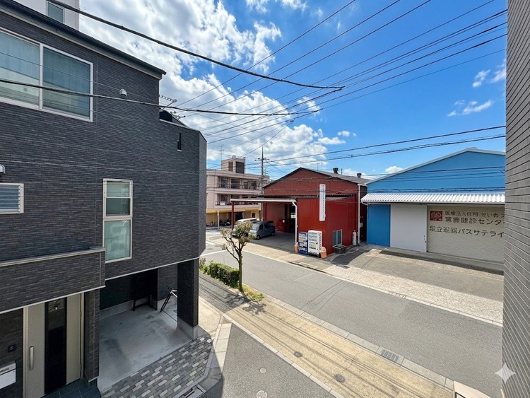 バルコニー 窓を開けると広がる青空。心をリフレッシュして日々を過ごしていきましょう。