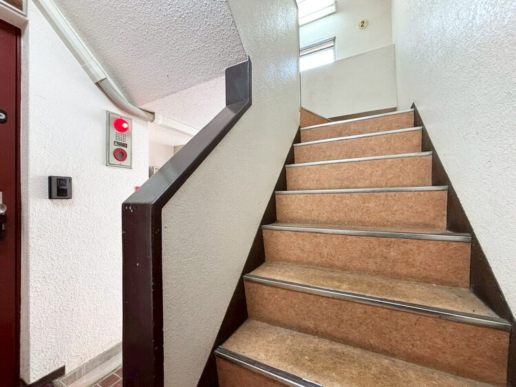 その他 共用部の階段です。明るく清潔に管理されています。