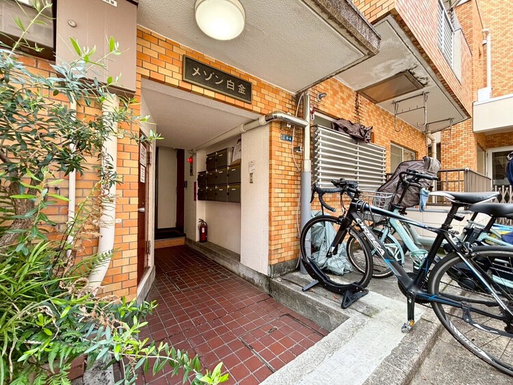 その他 上質感漂う玄関アプローチです。