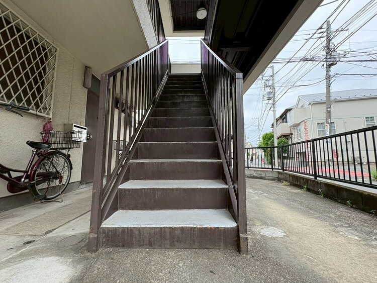 その他 共用部の階段です。明るく清潔に管理されています。