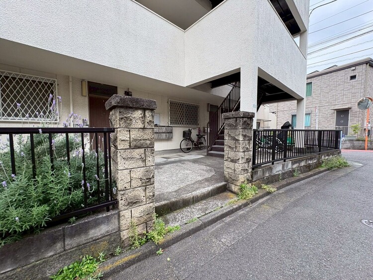 その他 上質感漂う玄関アプローチです。