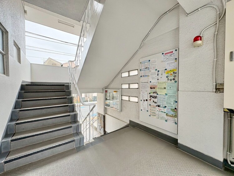その他 共用部の階段です。明るく清潔に管理されています。