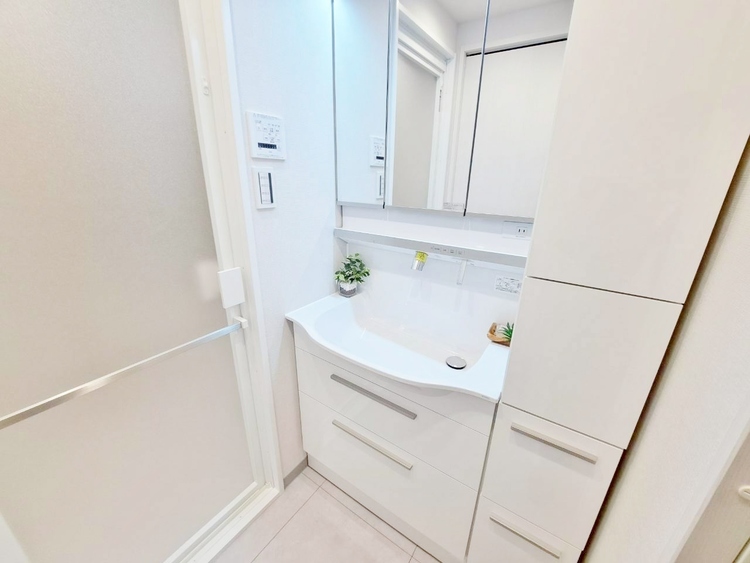 その他 清潔感を感じられる洗面化粧台。