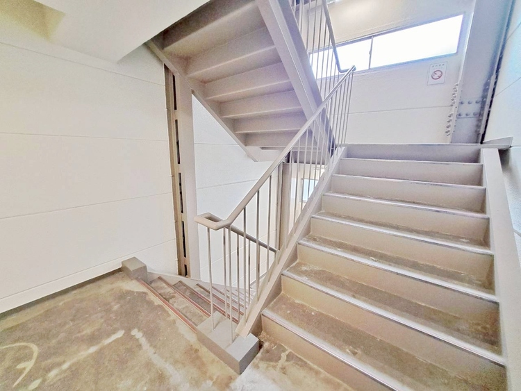 その他 共用部の階段です。明るく清潔に管理されています。