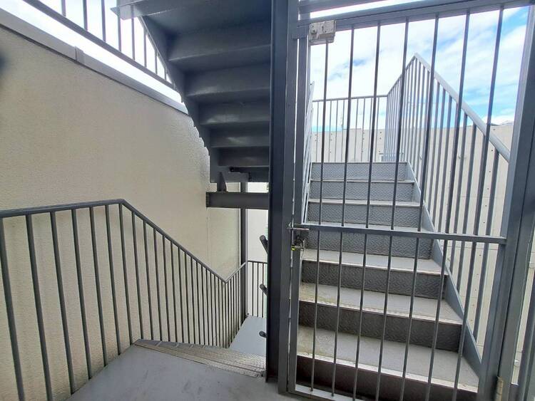 その他 共用部の階段です。明るく清潔に管理されています。