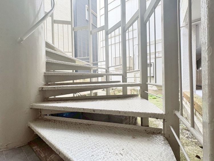 その他 共用部の階段です。明るく清潔に管理されています。