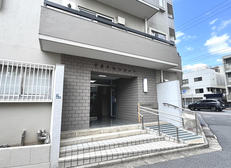 その他 共用部の階段です。明るく清潔に管理されています。