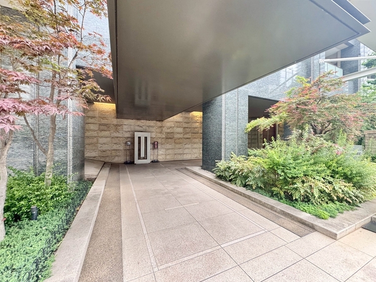 その他 上質感漂う玄関アプローチです。