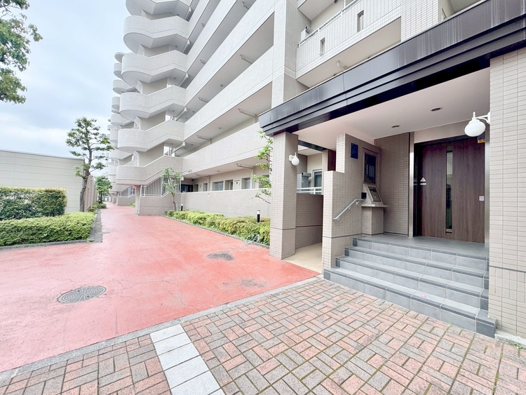 その他 上質感漂う玄関アプローチです。