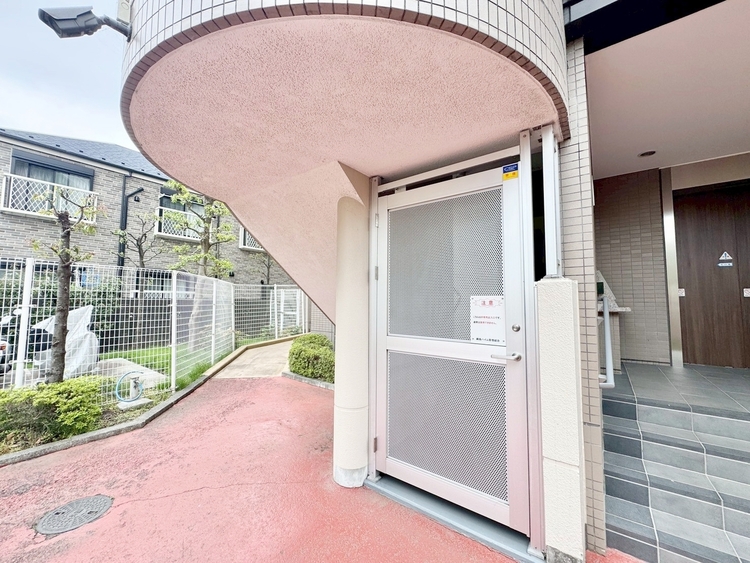 その他 共用部の階段です。明るく清潔に管理されています。