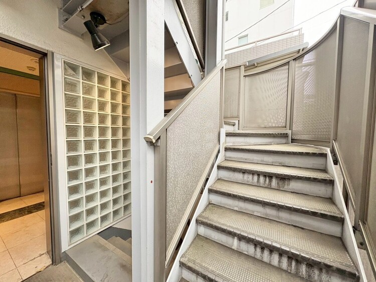 その他 共用部の階段です。明るく清潔に管理されています。